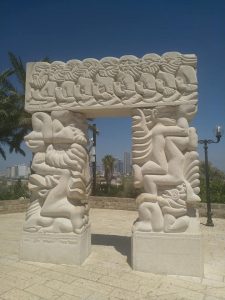 "פסל ההבטחה של דניאל כפרי" ביפו בשטח הגדול ותצפית על יפו תל אביב.