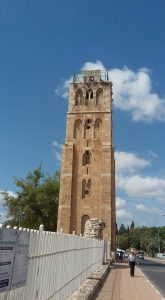המגדל הלבן מעל המסגד הלבן ברמלה