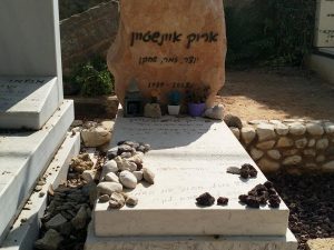 סיור אריק איינשטיין בבית הקברות טרומפלדור בתל אביב.