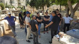 סיור מודרך בבית הקברות בטרומפלדור תל אביב עם אפי נחמיאס